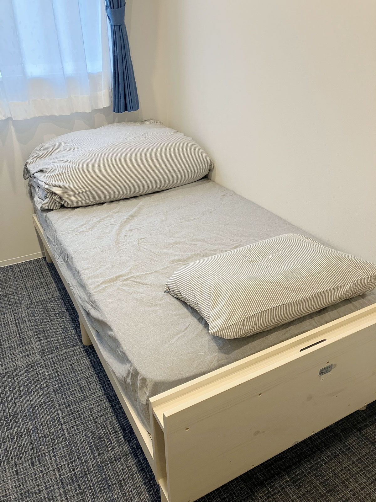 寝具セット完備のベッドルーム